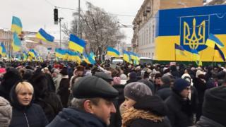 Люди чекають на результати об'єднавчого собору на Софіївській площі в Києві