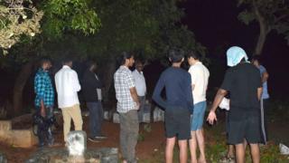 శ్మశానంలో హేతువాద బృందం