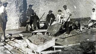 Переселенцы занятые на строительстве магистрального канала