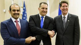 Katar Petrolleri CEO'su Saad Şerida el Kaabi, GKRY Enerji Bakanı George Lakkotrypis ve Exxon Mobil Başkan Yardımcısı Andrew Swiger, 5 Nisan 2017'de Lefkoşa'da anlaşmayı imzaladı.