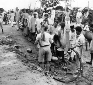 पानी भरते लोग