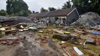 Le bilan provisoire de la catastrophe fait état de plus de cent morts et environ six cents blessés.