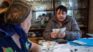 Dos mujeres en una tienda
