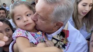 AMLO besa a una niña en Guerrero.