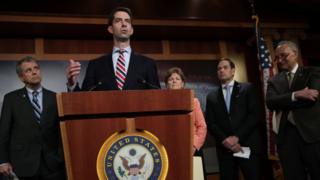 Từ trái, các Thượng nghị sĩ Sherrod Brown (Dân chủ), Tom Cotton (Cộng hòa), Jeanne Shaheen (Dân chủ), Marco Rubio (Cộng hòa) và Lãnh đạo thiểu số Thượng viện Chuck Schumer tại một buổi họp báo ra mắt một dự luật khác nhắm vào Trung Quốc, buộc phải kiềm chế phân phối chất gây nghiện Fentanyl