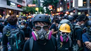 香港湾仔街头身穿保护装备之“反送中”示威者与警察对峙(11/8/2019)