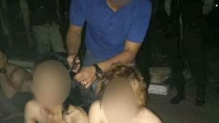 قصت الشرطة شعر المتحولات جنسيا