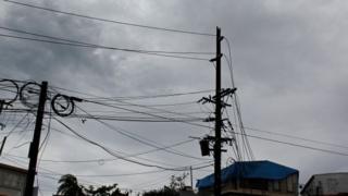 Поврежденные линии электропередач в Пуэрто-Рико