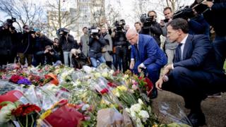 Utrecht saldırısı sonrası çiçek bırakanlar