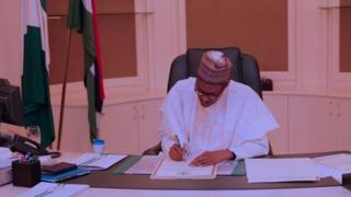 Aworan aarẹ Buhari lasiko toun tọwọ bọwe