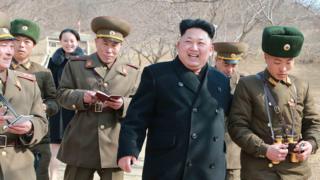Kim Yo-jong con su hermano