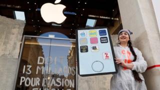 Militante na entrada da Apple, em Paris