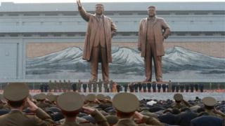 Kim Il-sung ve Kim Jong-il heykelleri