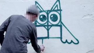 Projeto Paintback quer cobrir símbolo nazista com grafites coloridos.