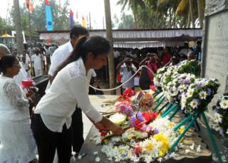 සුනාමියෙන් මියගිය පිරිස් සිහිපත් කරමින්