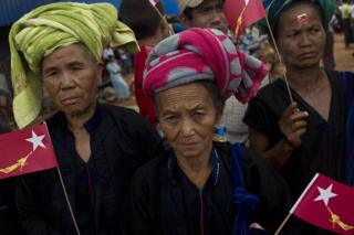 ဒေါ်အောင်ဆန်းစုကြည်ရဲ့ ၂၀၁၅ ရွေးကောက်ပွဲ မဲဆွယ်စည်းရုံးမှုခရီးမှာ စောင့်ကြိုနေတဲ့ ပအိုဝ်းတိုင်းရင်းသားတွေ