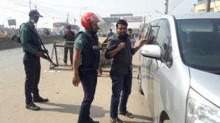 গাবতলির কাছে গাড়ি থেকে নামিয়ে জিজ্ঞাসাবাদ করছে পুলিশ