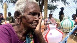 தண்ணீர் எடுக்க காத்திருக்கும் மூதாட்டி