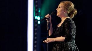 Foto de la cantante Adele en un concierto en 2010