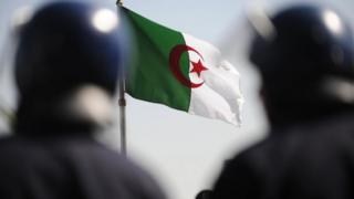 Le kamikaze, armé, a été empêché d'entrer dans le bâtiment par un policier qui s'est jeté sur lui et a péri dans l'explosion.