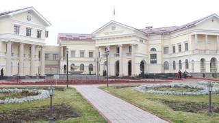Башкы прокурор Өткүрбек Жамшитов Атамбаевге "куралды мыйзамсыз жүгүртүү", "киши өлтүрүү", "массалык башаламандык уюштуруу" деген айыптар тагылып жатканын маалымат жыйыны учурунда айтты.