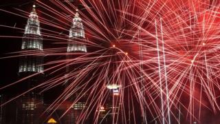 Malezya'nın Kuala Lumpur kentinde bulunan Petronas Kuleleri'nin önünde patlayan havai fişekler objektiflere böyle yansıdı.