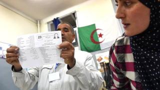 Selon les résultats annoncés vendredi par le ministre de l'Intérieur, le Front de libération nationale (FLN) du président Abdelaziz Bouteflika conserve sa première place