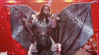 Finlandiyalı heavy metal grubu Lordi, 2006'da Atina'da düzenlenen Eurovision'da yarasa kanatları, şeytan boynuzları ve kafatası şeklindeki dizliklerle birinciliği kazandı.