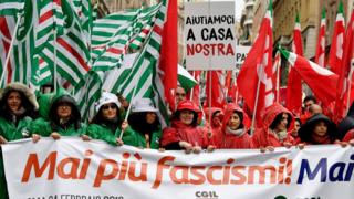 Roma'da faşizm karşıtı solcu gruplar seçim öncesi "Bir daha faşizm asla" yazılı pankartlar taşıdı.