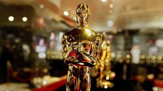 Oscars statues.