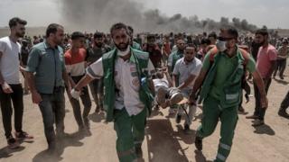 Homem ferido é carregado em maca em Gaza