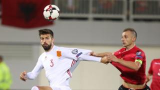 Piqué en una acción del partido frente a Albania.