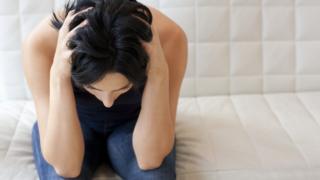 Mujer agarrándose la cabeza