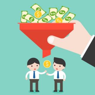Ilustração mostra várias cédulas e moedas dentro de um funil, do qual sai apenas uma moeda, recebida embaixo por dois bonecos engravatados e expressão de decepção