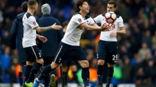 Son da abokan wasansa na murnar kwallon da ya ci Millwall