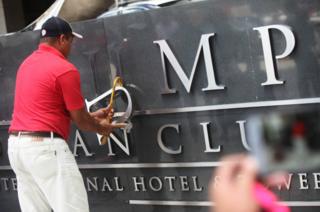 Trabajador saca nombre de Trump