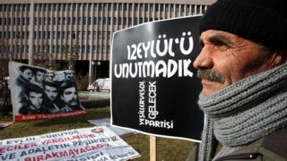 Kenan Evren'in yargılandığı davanın görülmeye başlandığı gün, Ankara'daki mahkeme önünde de protestolar vardı