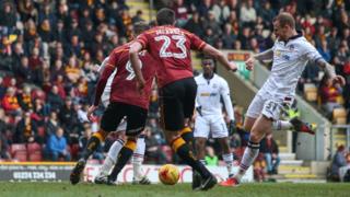 El autor, fanático de Bradford City (de rojo), tuvo acceso a algunos clubes de fútbol ingleses para investigar su libro.