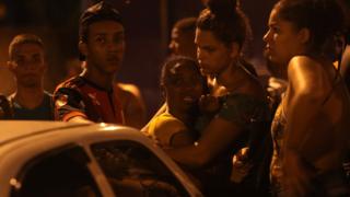 Personas reunidas lamentando la muerte de Jean Rodrigo da Silva.