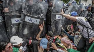 Zusammenstoß mit der Polizei während einer Demonstration gegen die Regierung