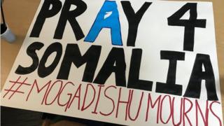 Pray 4 Somalia 라고 적힌 메시지