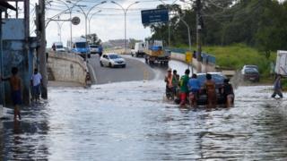 Alagamento na região de ponte que liga a cidade de Guarulhos a bairros alagados em São Paulo