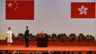 Carrie Lam đứng cùng Chủ tịch Trung Quốc Tập Cận Bình trong lễ nhậm chức lãnh đạo Hong Kong hồi 2017