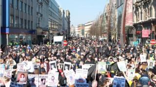 Митинг жертв в Белфасте в воскресенье 25 февраля 2018 года