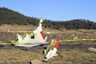 Destroços do avião operado pela Ethiopian Airlines que caiu a caminho de Nairóbi