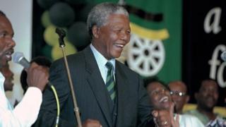Nelson Mandela atamba inyuma yaho ANC itsindiye amatora mu 1994.