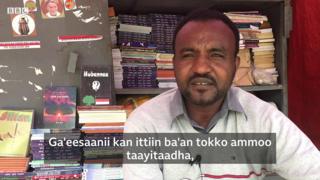 Nama dukkaana kitaabaa keessa taa'ee jiru
