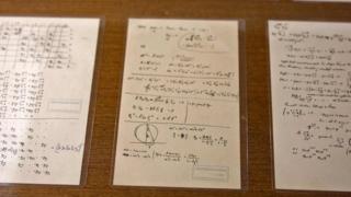 Uma ´serie de manuscritos de einstein dispostos em uma mesa