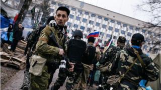 Луганськ, 13 квітня 2014 року. Проросійські активісти біля будівлі СБУ.