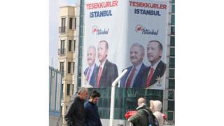 Slavljenički posteri AK partije